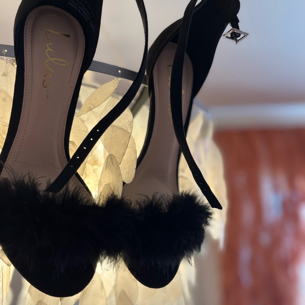 Lulus Black Strap Toe Feather Heels Size 7.5